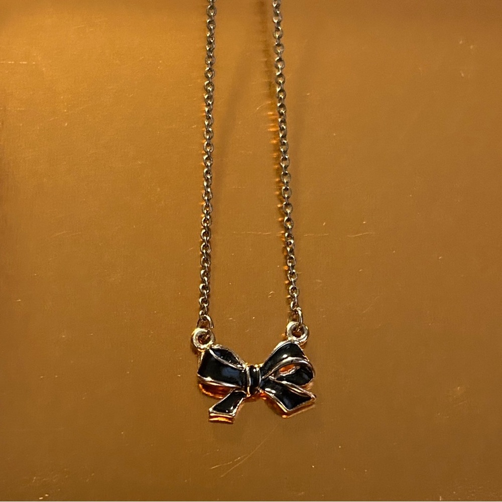 Bow necklace
